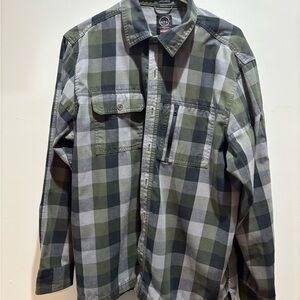Men's Wrangler ATG Green Plaid Long sleeve shirt. Size Large